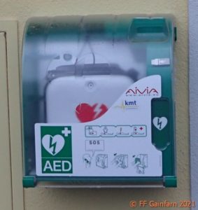 Defibrillator beim Feuerwehrhaus