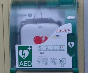 Defibrillator beim Feuerwehrhaus