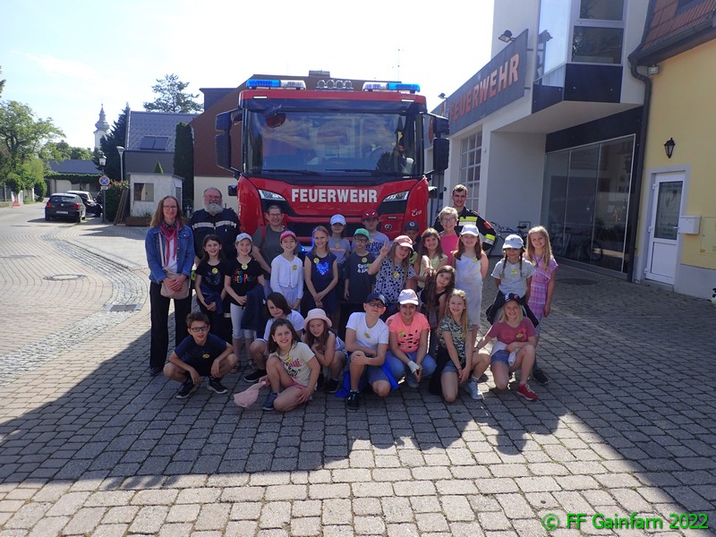 Volksschule Gainfarn zu Besuch bei der Feuerwehr